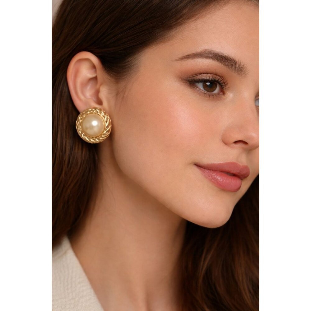 Vintage Stunning Ciner Clip On Foil Pearl Earrings Gold Tone
